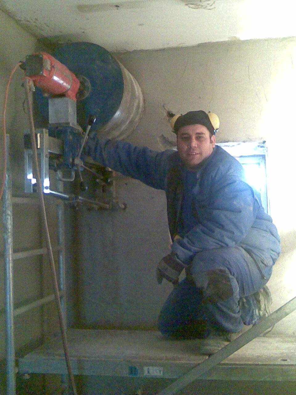 500 falfurat - 90 cm vastags&aacute;gban