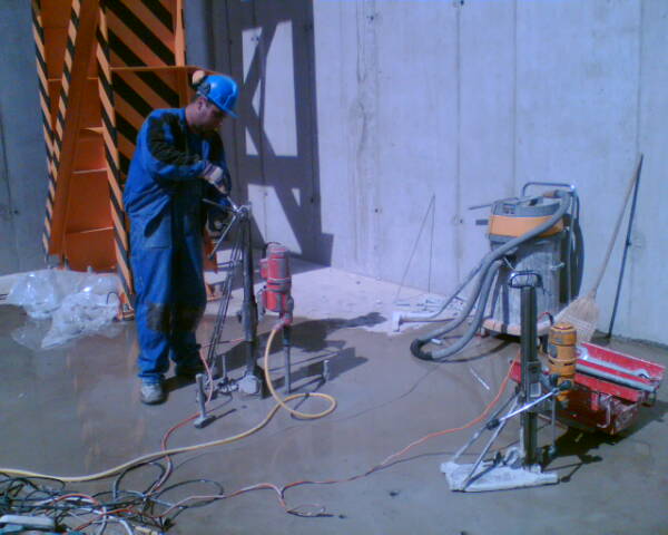 Metro4 &eacute;p&iacute;t&eacute;se sor&aacute;n t&uuml;skehelyek f&uacute;r&aacute;sa az Etele t&eacute;ren.